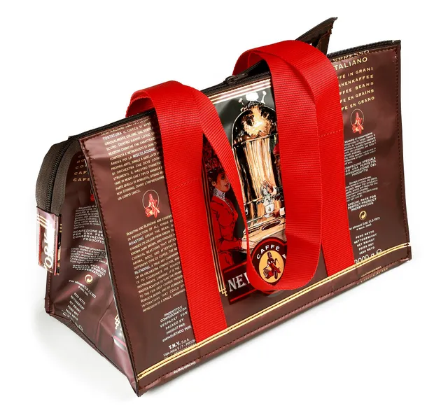 caff-new-york-shopper-tasche-aus-kaffeeverpackung-rote-griffe image 1
